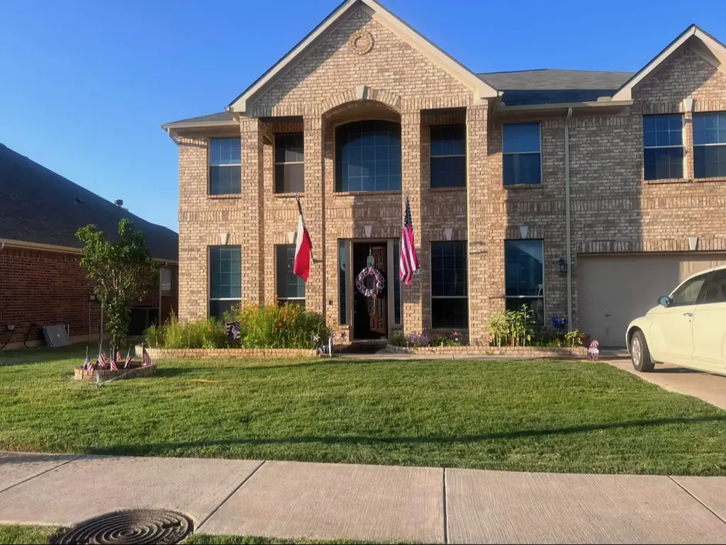 828 Peach Ln, Burleson