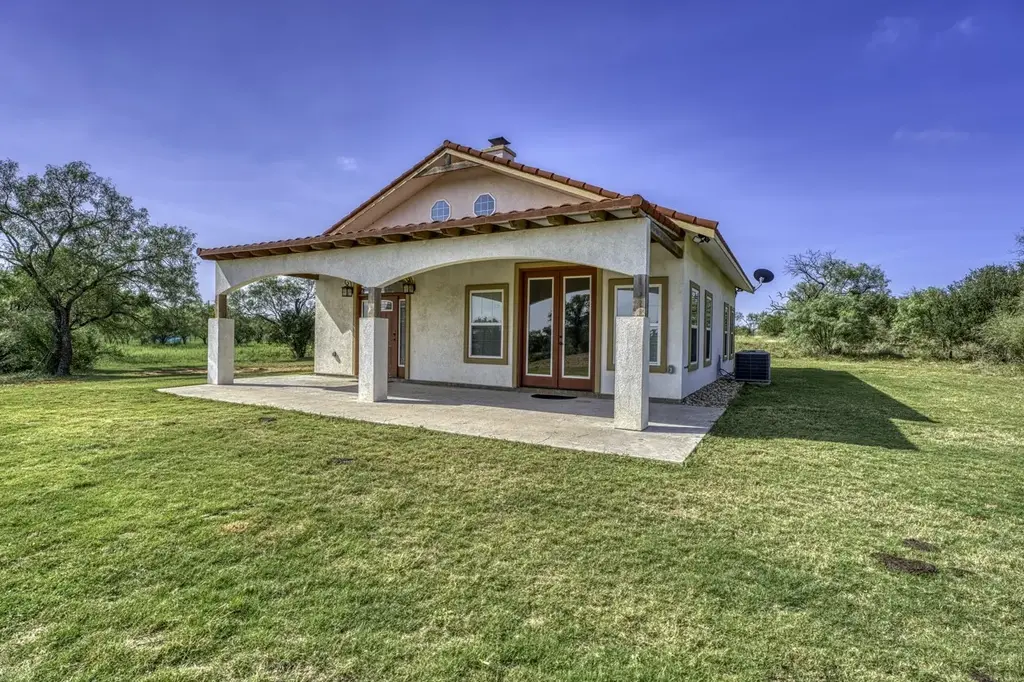 9584 W State Highway 71 Highway, Llano
