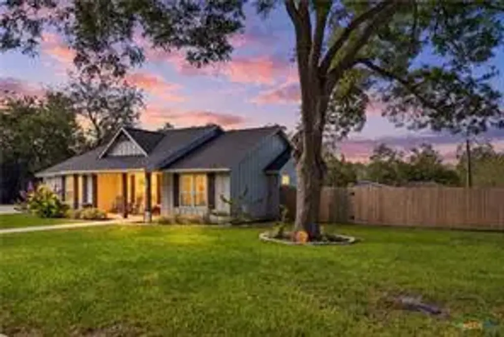 922 N Avenue F, Shiner