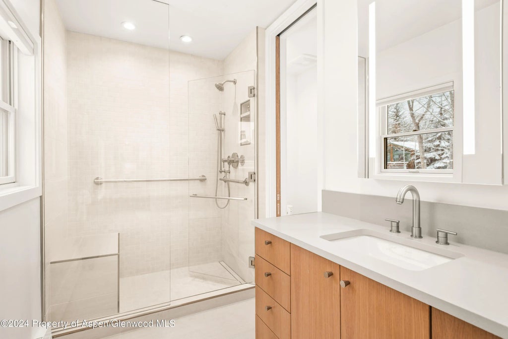 34 of 44 - 927 E Durant Avenue 3, Aspen, CO