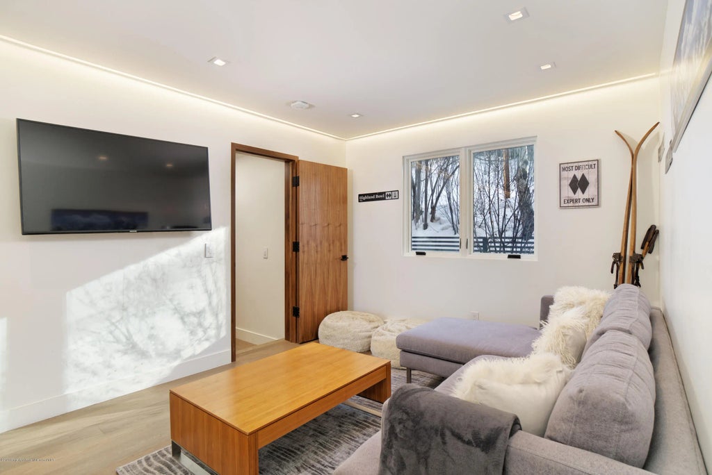 16 of 32 - 100 Park Avenue, Aspen, CO