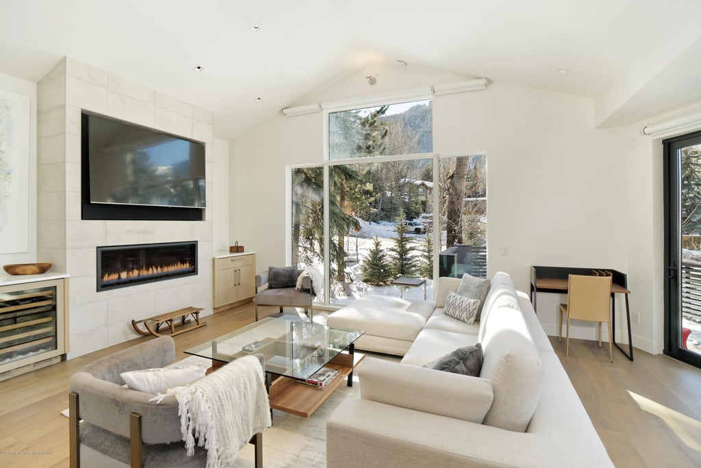 2 of 32 - 100 Park Avenue, Aspen, CO