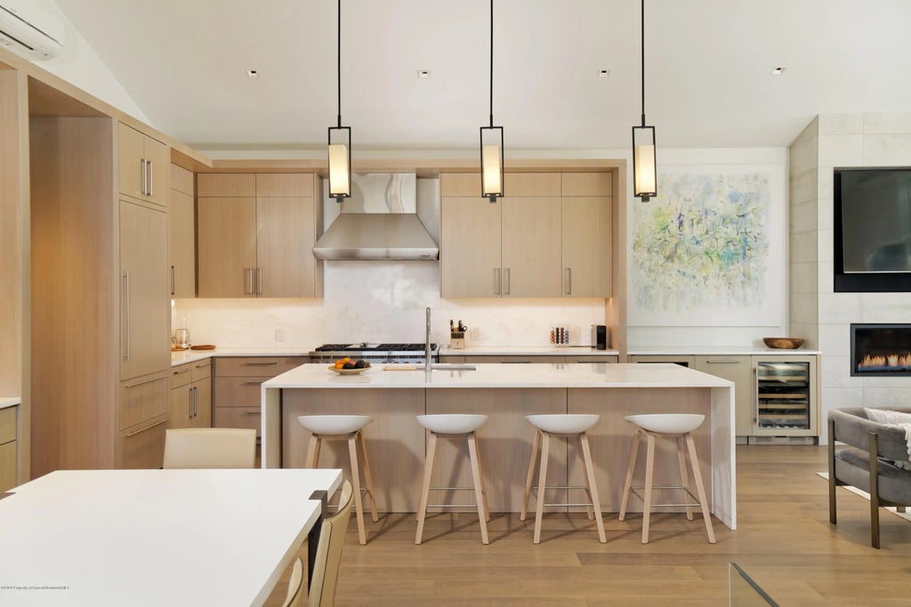 7 of 32 - 100 Park Avenue, Aspen, CO