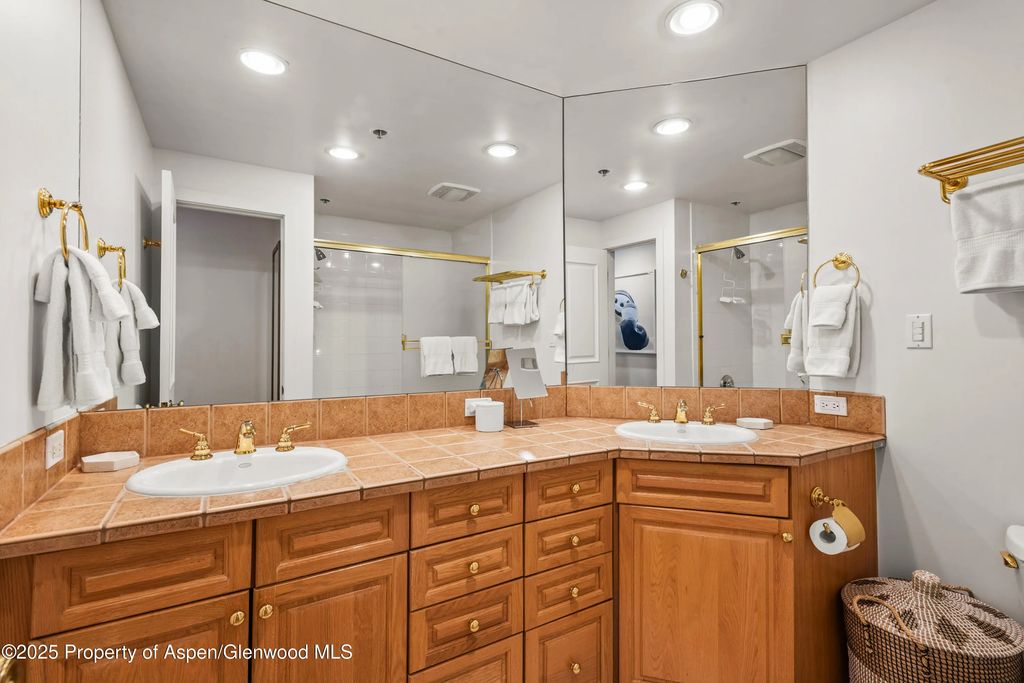 7 of 17 - 900 E Durant Avenue B-105, Aspen, CO