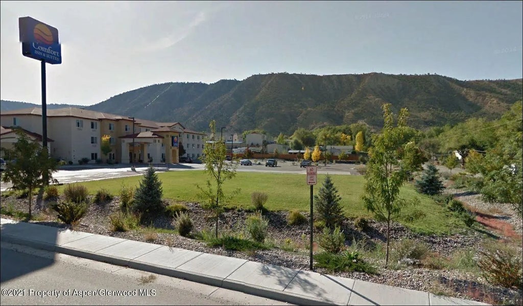 2 of 6 - 325 S 7th Street, Rifle, CO