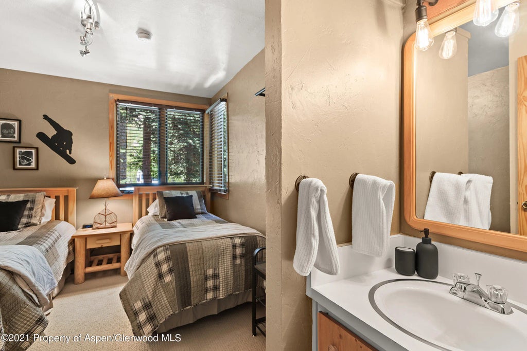 11 of 12 - 135 Carriage Way 10, Snowmass Village, CO