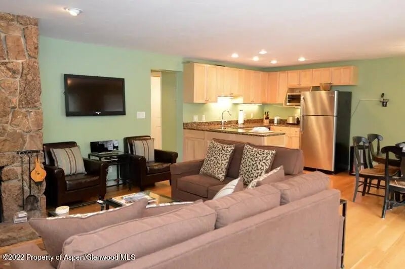 5 of 14 - 940 Waters 307, Aspen, CO