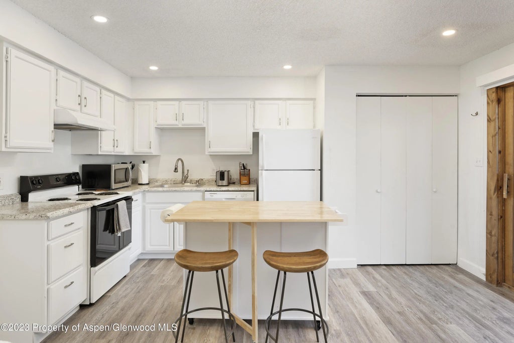 4 of 10 - 424 Park Circle Unit B, Aspen, CO