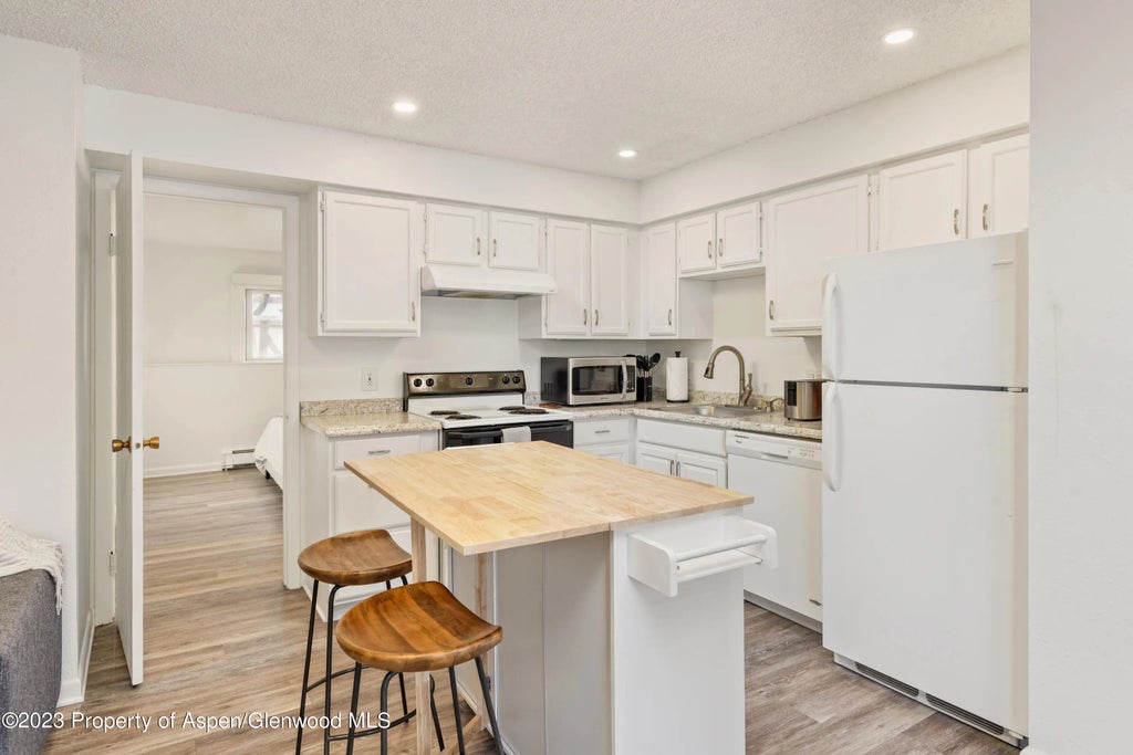 5 of 10 - 424 Park Circle Unit B, Aspen, CO
