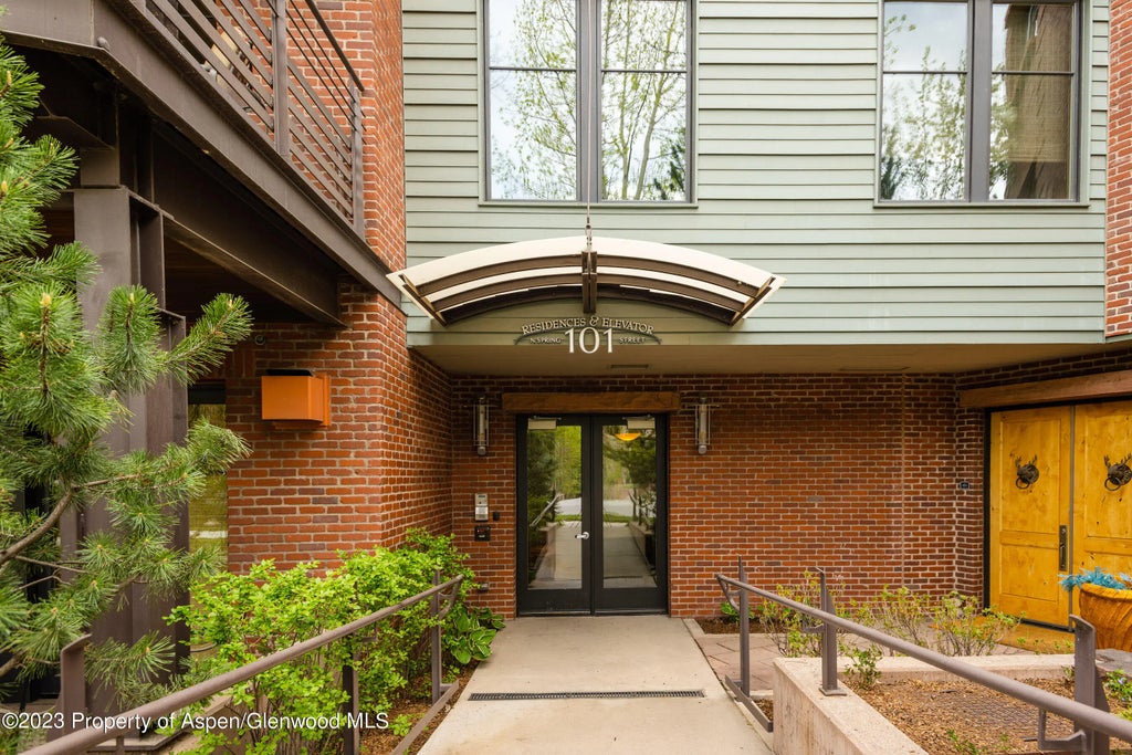 23 of 27 - 101 N Spring Street 302, Aspen, CO