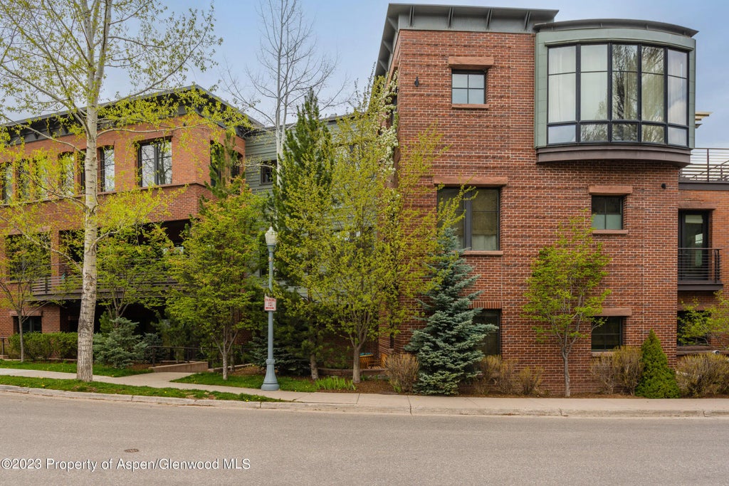 24 of 27 - 101 N Spring Street 302, Aspen, CO