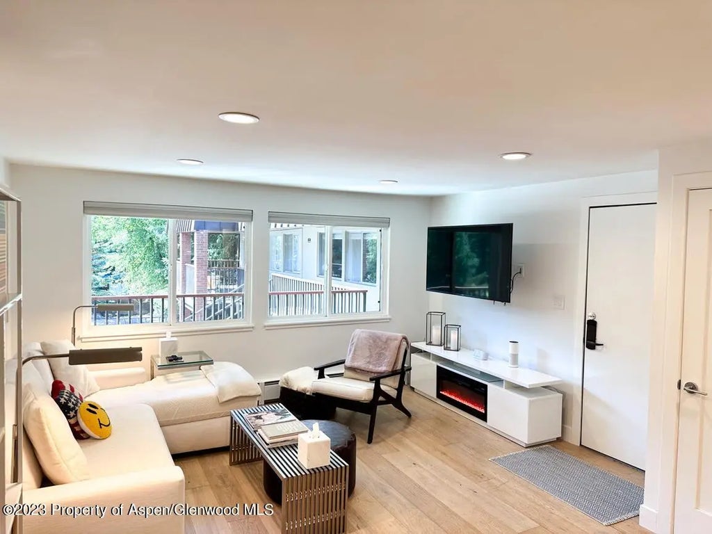 5 of 21 - 940 Waters Avenue 304, Aspen, CO
