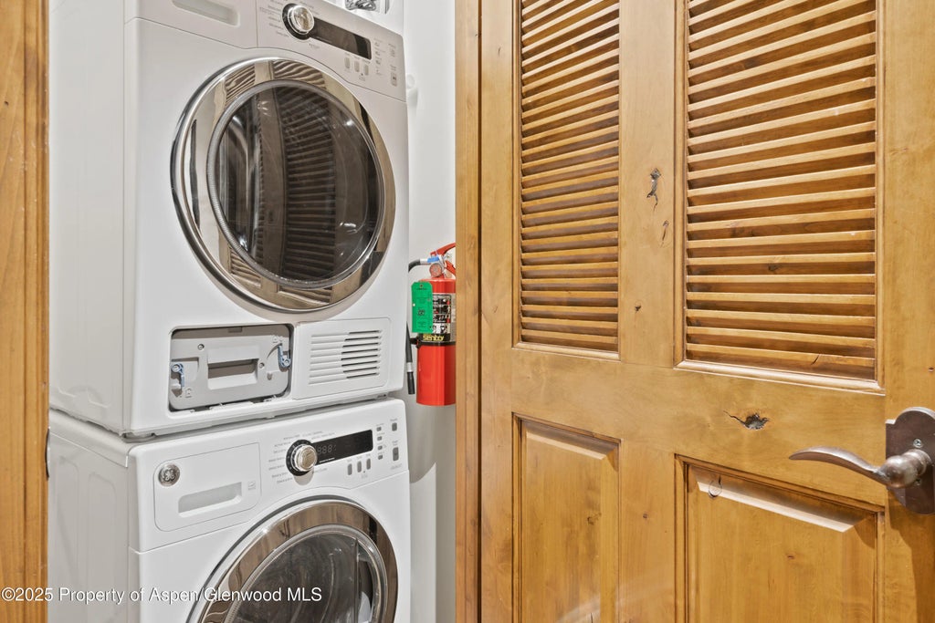 15 of 22 - 415 E Dean St 23b Week 11 Street Unit 23b Week 11, Aspen, CO