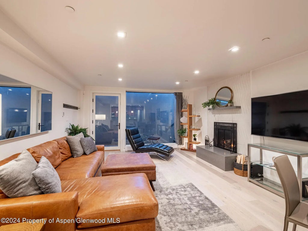 4 of 14 - 1039 E Cooper Avenue 43, Aspen, CO