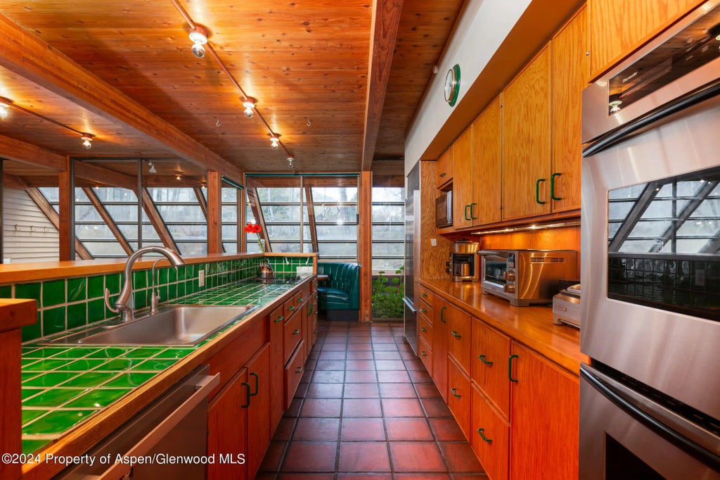 4 of 34 - 925 W North Street, Aspen, CO