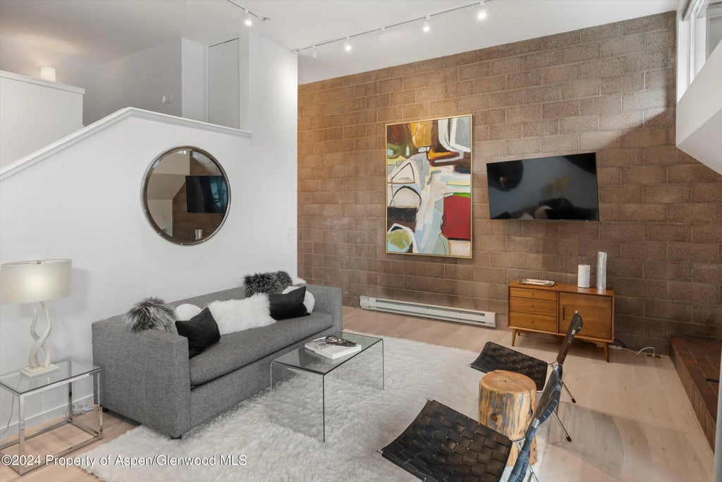 9 of 21 - 311 S Aspen Street 2, Aspen, CO