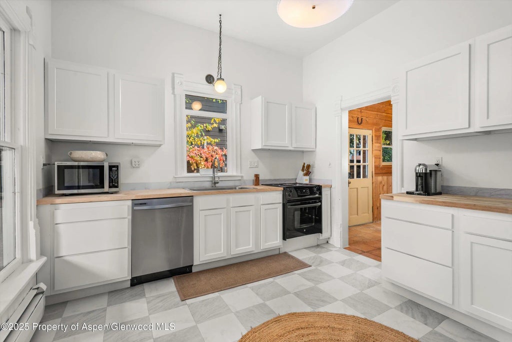 15 of 42 - 406 W Smuggler Street, Aspen, CO