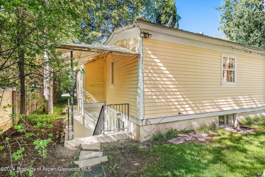 15 of 38 - 406 W Smuggler Street, Aspen, CO