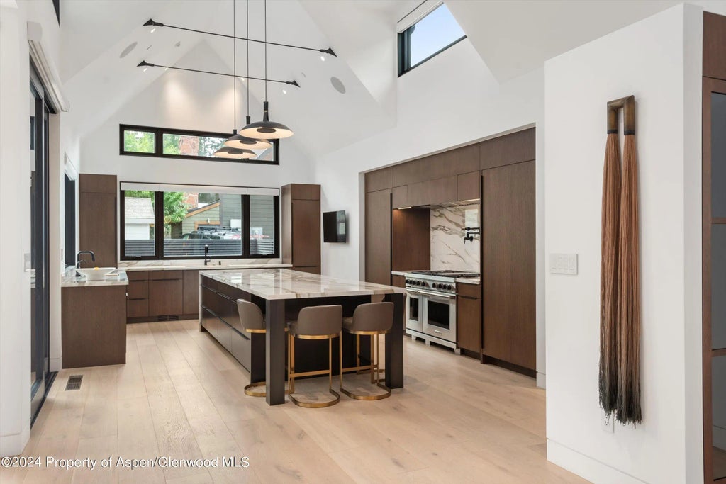 9 of 39 - 725 W Smuggler Street, Aspen, CO