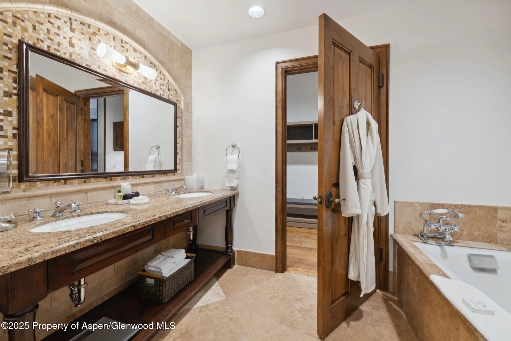18 of 30 - 415 E Dean St, Unit 4, Week 32, Aspen, CO