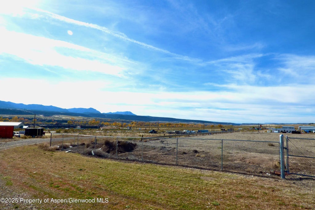 2 of 29 - 409 Mosher, Parachute, CO