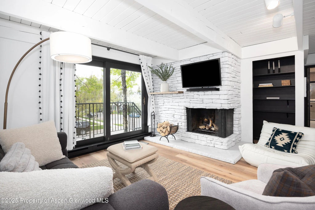 2 of 22 - 901 E Hyman Avenue 4, Aspen, CO