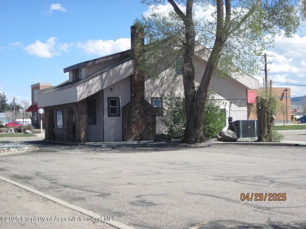 1 of 4 - 820 W Victory Way, Craig, CO