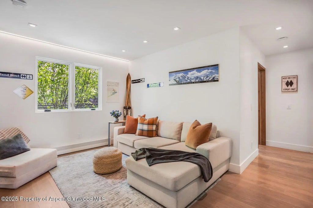 21 of 41 - 100 Park Avenue, Aspen, CO