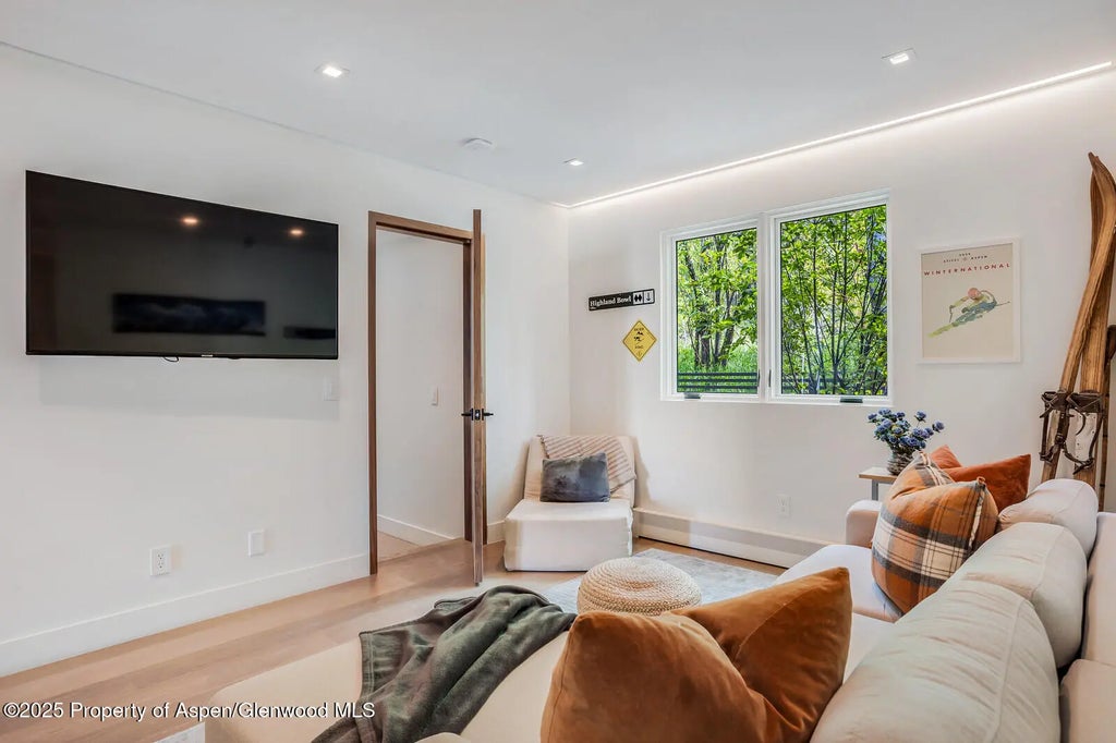 22 of 41 - 100 Park Avenue, Aspen, CO