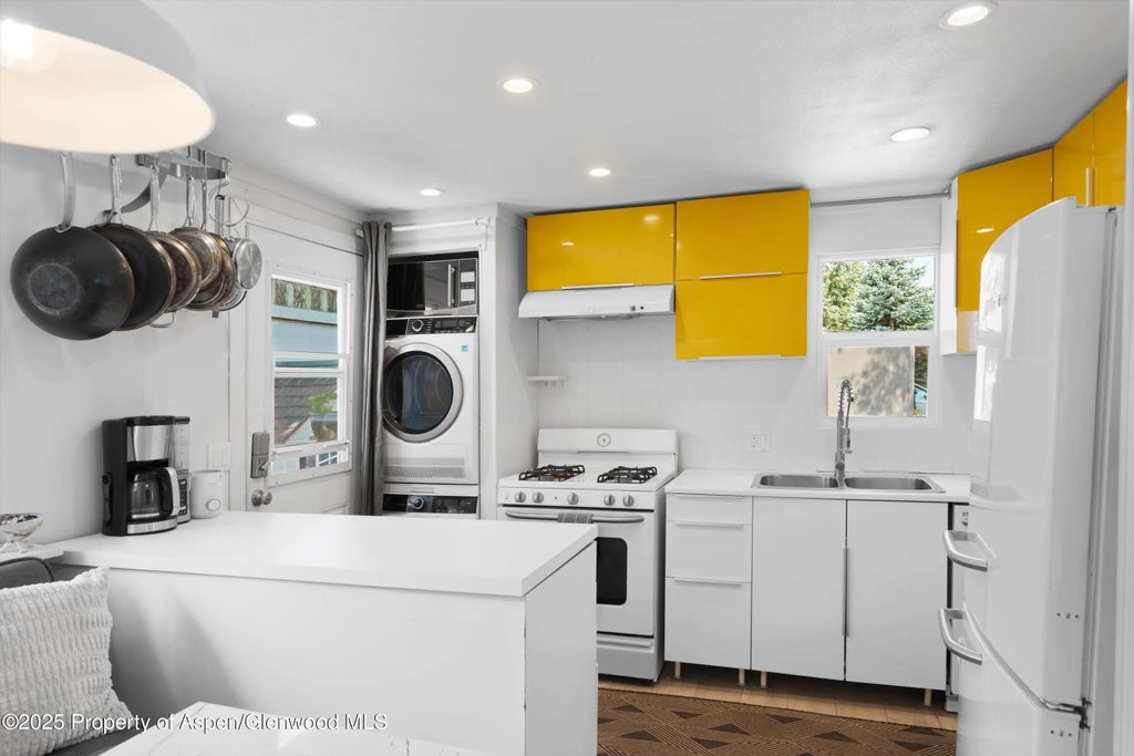 6 of 23 - 306 Oak Lane, Aspen, CO