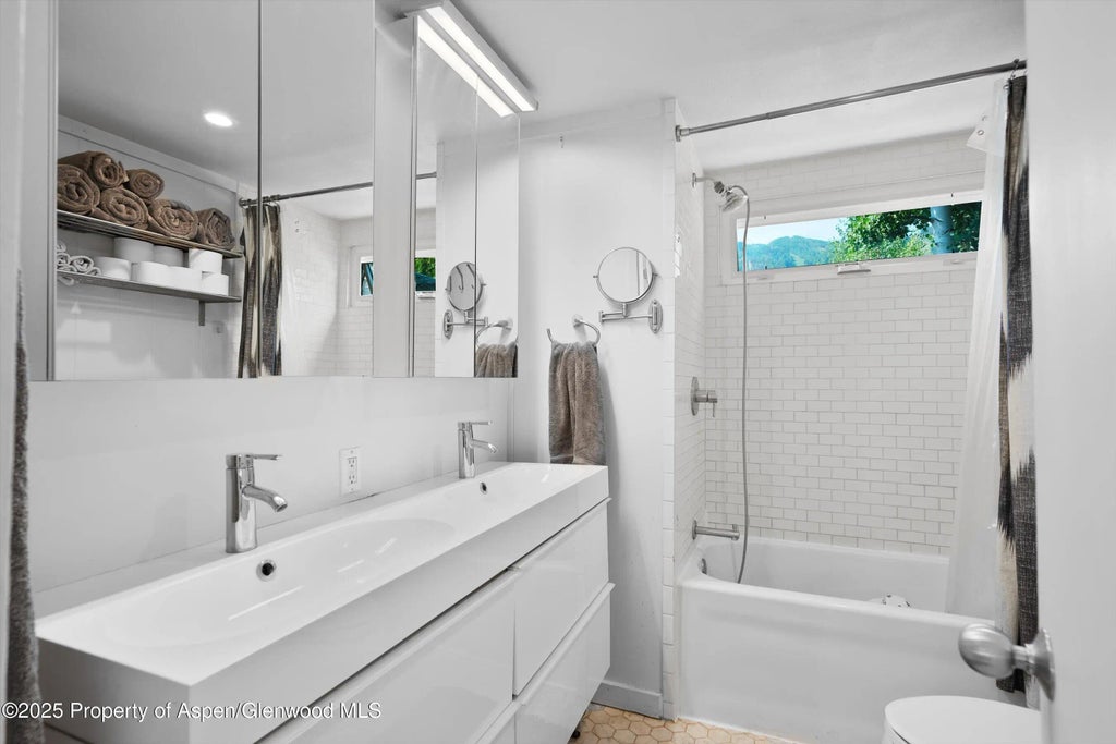 9 of 23 - 306 Oak Lane, Aspen, CO