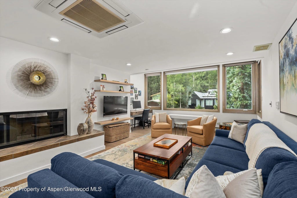 1 of 16 - 926 Waters Avenue 301, Aspen, CO