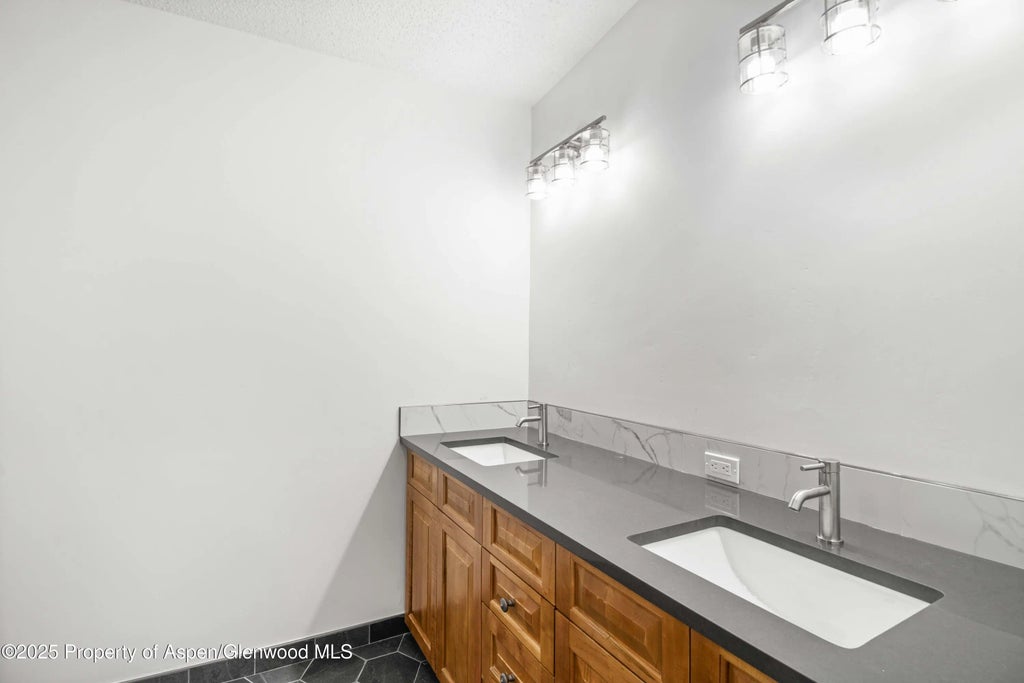 11 of 24 - 161 James Circle, ElJebel, CO