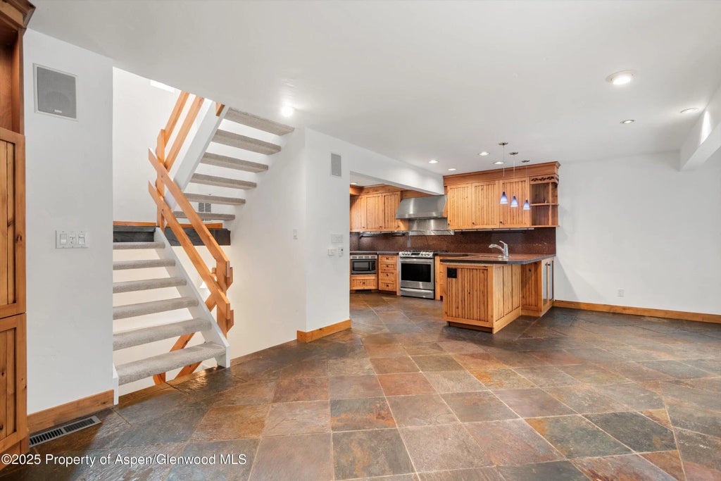 9 of 22 - 814 W Bleeker Street E5, Aspen, CO