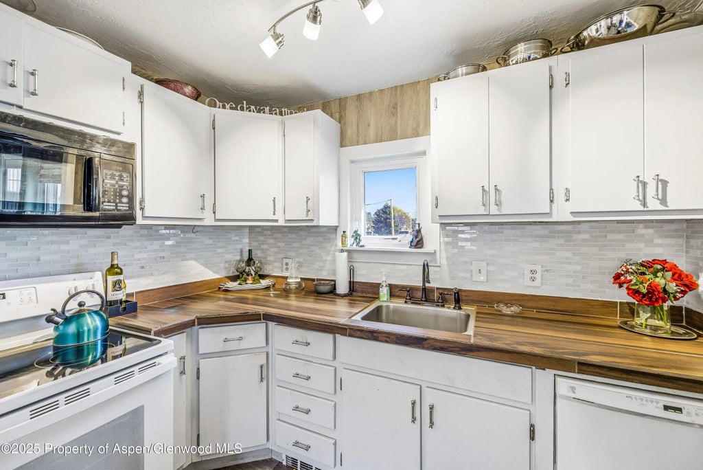 9 of 27 - 1037 N 1st Street, Montrose, CO