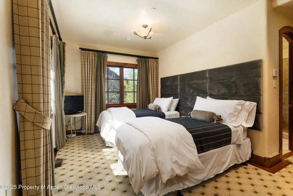 39 of 41 - 388 Exhibition Lane, Aspen, CO