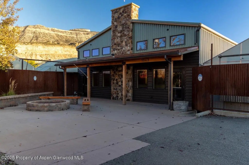 1 of 2 - 1043 N River Road, Palisade, CO