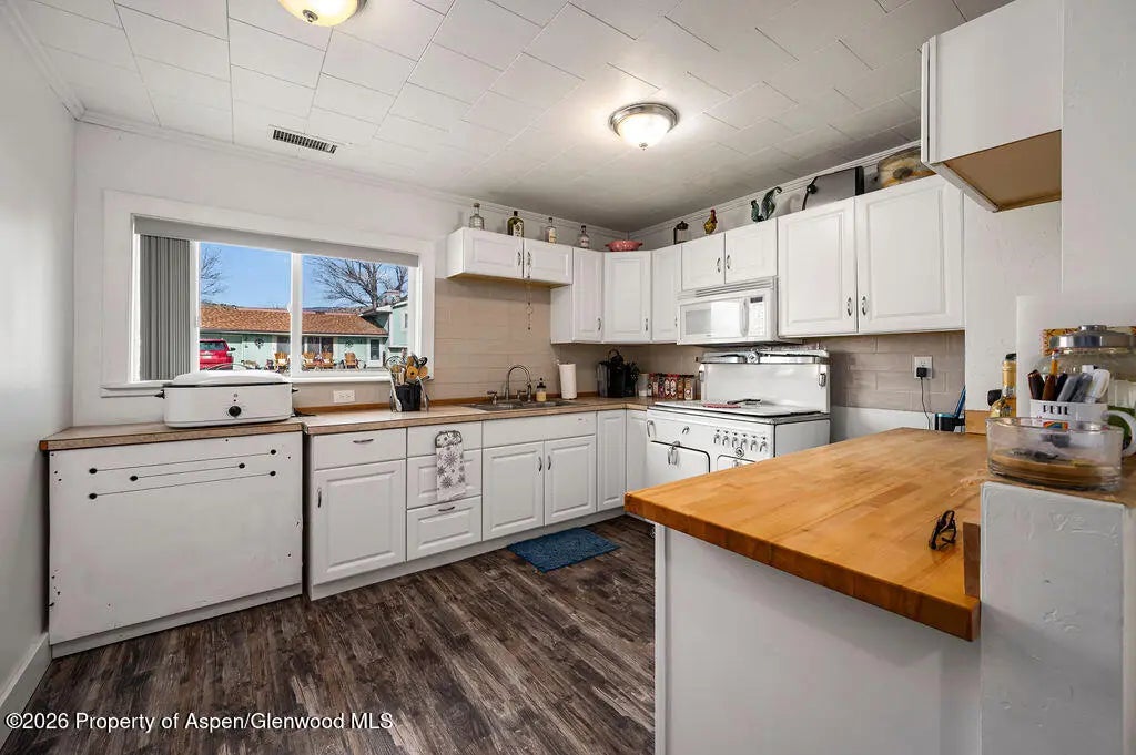 8 of 38 - 581 Denver Avenue, De Beque, CO