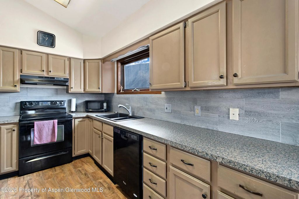 7 of 24 - 1525 Bennett Avenue, Glenwood Springs, CO