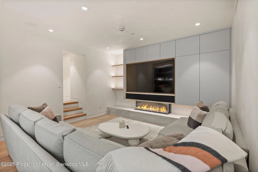 17 of 49 - 211 W Main Street, Aspen, CO