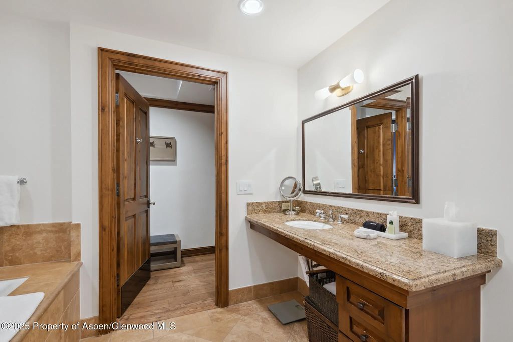 27 of 36 - 415 E Dean St, Unit 36, Week 33, Aspen, CO