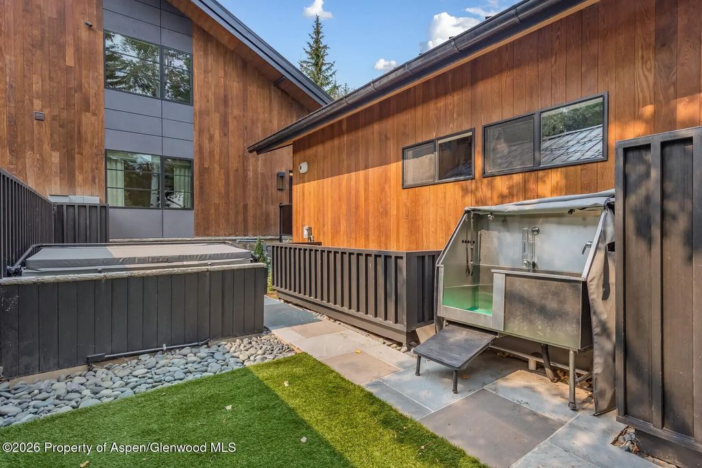 32 of 39 - 500 W Smuggler Street, Aspen, CO