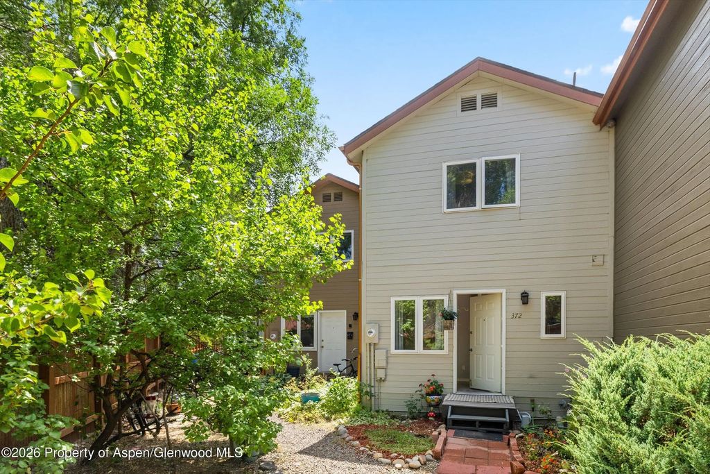 372 S 8th Street, Carbondale