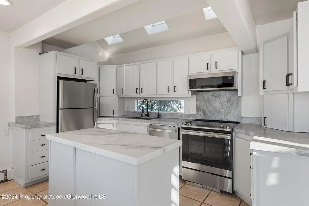 8 of 37 - 182 Bennett Place, Aspen, CO