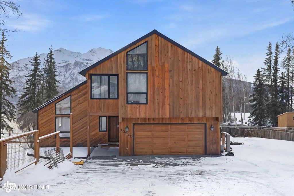 10220 Silvertip Circle, Eagle River