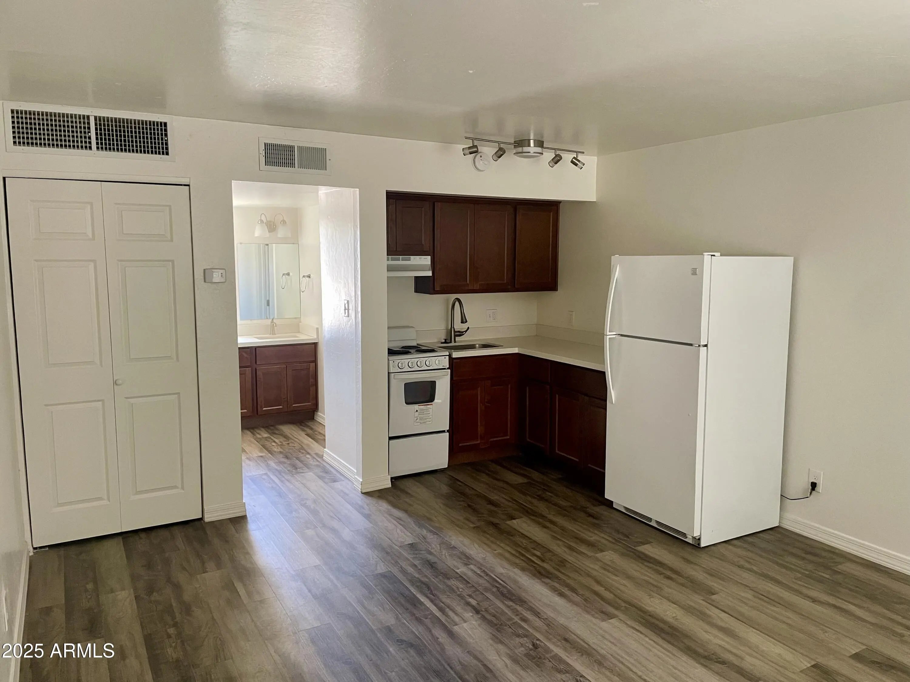 Photo of Listing #6877199