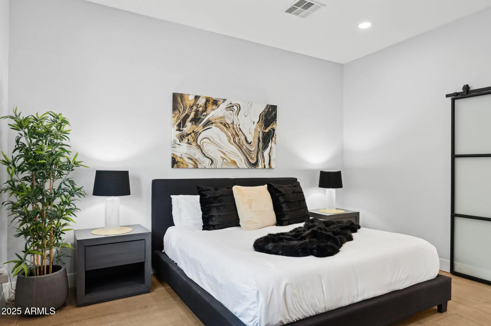 Photo of Listing #6878324