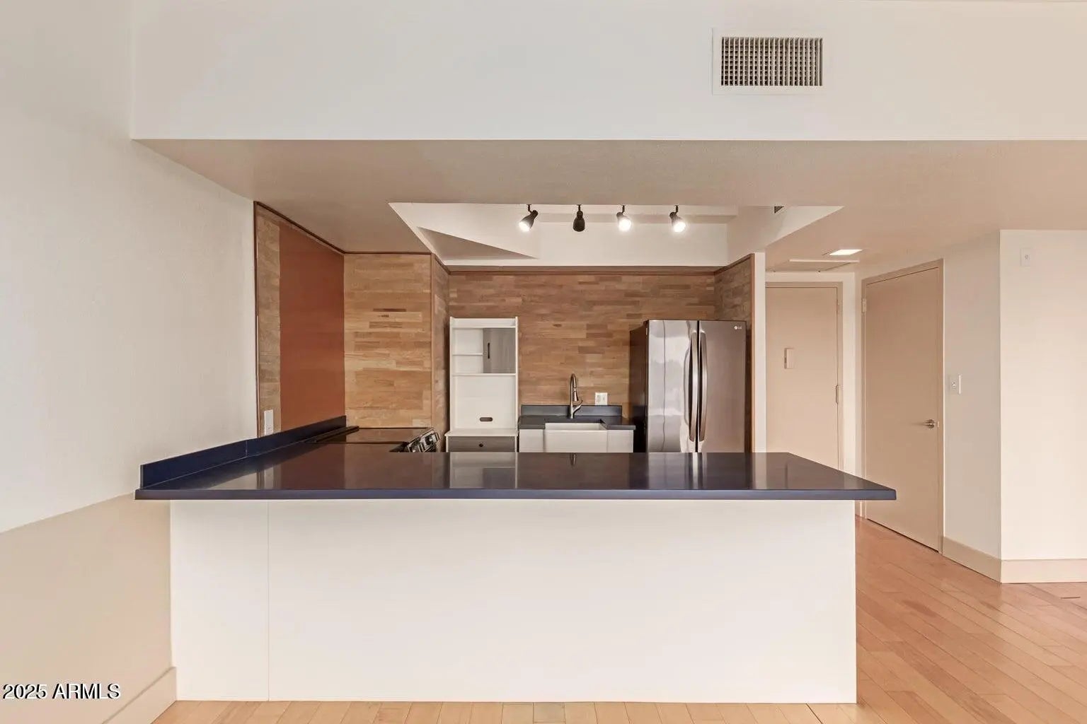 Photo of Listing #6880713