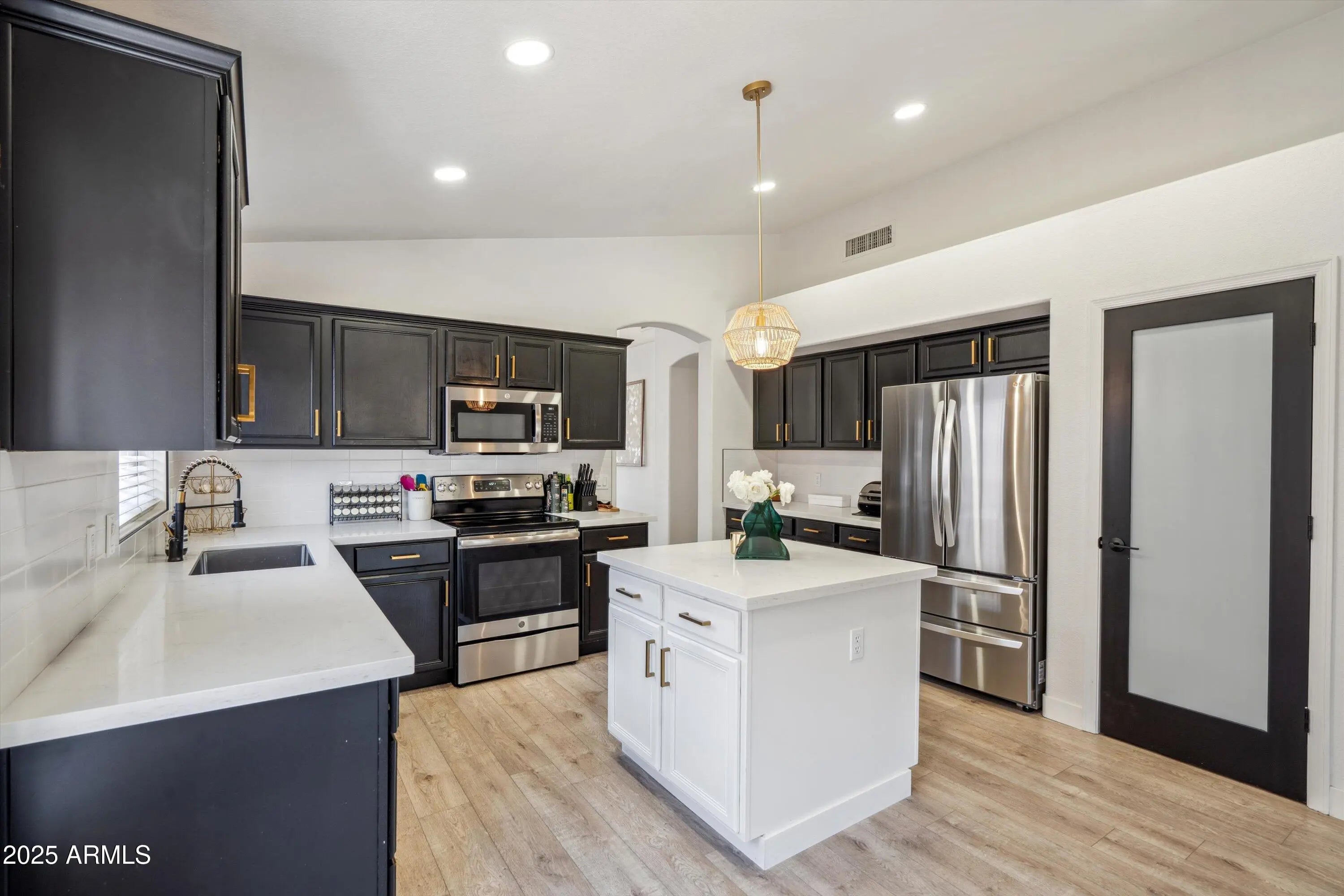 Photo of Listing #6881436