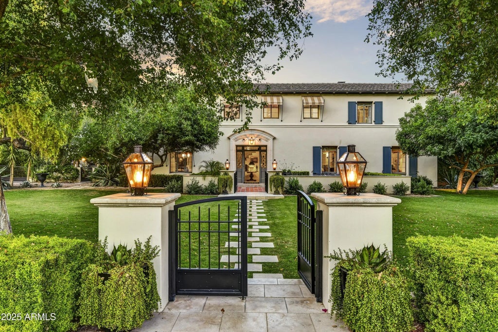 3007 N Manor Drive W, Phoenix